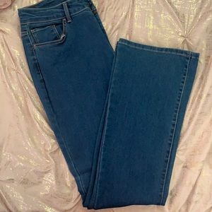 Mid rise bootcut Jean. Haven’t used.